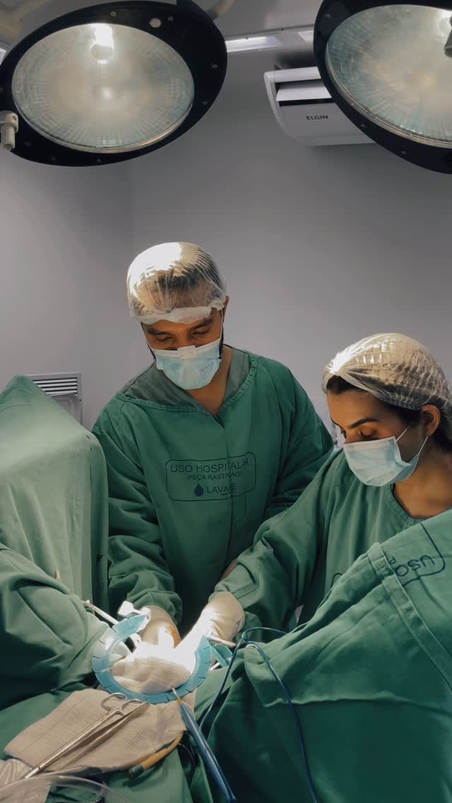 Dr. Jorio Barros em procedimento cirúrgico